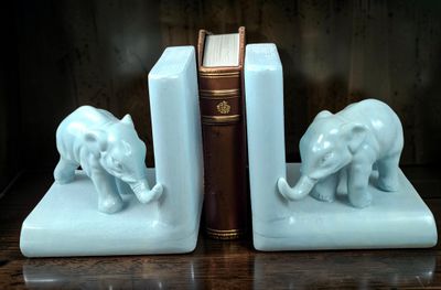 Paire de serre livres représentant deux jeunes éléphants cac…