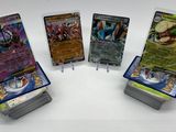 quatre cartes à collectionner Pokémon différentes empilées les unes sur les autres