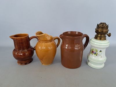 Quatre types de vases différents sont alignés sur une table