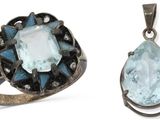 deux bagues et un pendentif orné d'une topaze bleue
