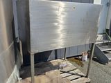 une table en métal posée devant un bâtiment