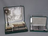 des couverts dans un étui vert contenant une cuillère et un repose-cuillère