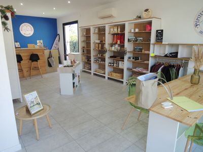 une pièce avec une table, des chaises et une horloge accrochée au mur