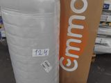 un gros rouleau de papier toilette posé à côté d'un carton