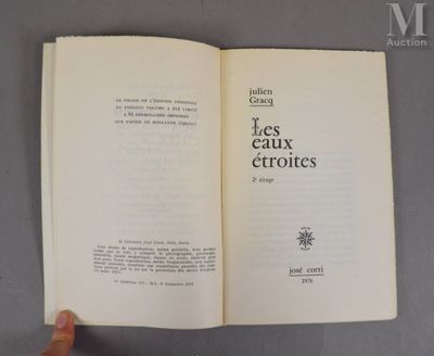 quelqu'un tient un livre ouvert sur une surface grise