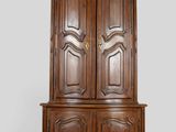 l'image d'une armoire en bois surmontée de deux portes