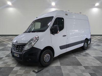 une camionnette blanche garée dans une grande pièce