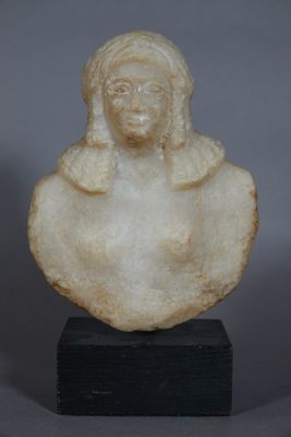 BUSTE FEMININ EN ALBATRE RUBANNÉ en forme d'égide coiffée de…