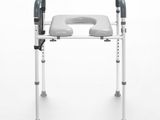 un gros plan d'une chaise de douche avec une assise