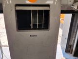 une machine posée sur le sol de la pièce