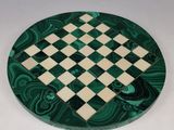 un échiquier vert et blanc posé sur une table blanche
