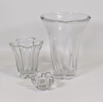deux vases en verre posés l'un à côté de l'autre sur une table