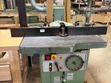 une machine posée sur une table dans une pièce
