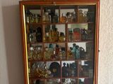 une vitrine sur laquelle sont disposés de nombreux flacons de parfum