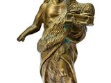 figurine en bronze représentant une femme tenant un panier de fleurs