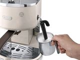 une cafetière qui sert à préparer une tasse de café