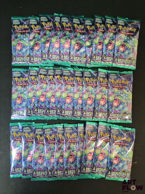 de nombreux paquets de cartes à collectionner Pokémon posés sur une table