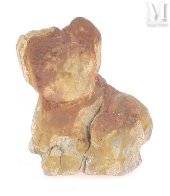 statue d'un ours en peluche assis sur un rocher posé sur une surface blanche
