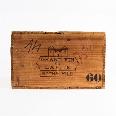 une vieille caisse en bois sur laquelle est accrochée une pancarte indiquant « grand vin latte route red »