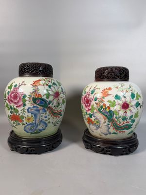 paire de vases chinois sur socles, ornés de fleurs et d'oiseaux