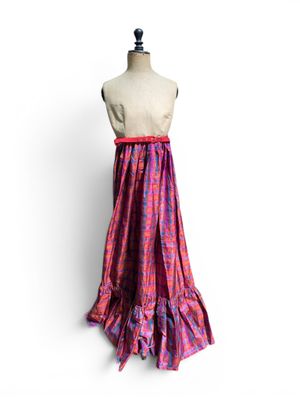 une robe sur un mannequin, avec une jupe rose et violette