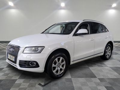 l'audi suv blanc est garé sur un carrelage à carreaux