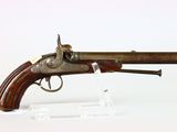 une vieille arme exposée sur un socle transparent
