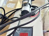 une machine posée sur une table