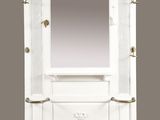une photo d'une armoire blanche surmontée d'un miroir