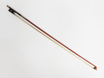 Archet de violon en bois avec hausse en ébène et argent, bou…