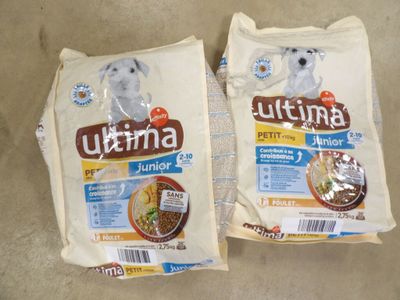deux sacs de croquettes posés par terre