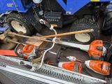 de nombreux outils divers à l'arrière d'un camion