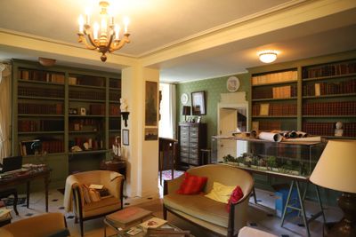 un salon avec de nombreux livres sur les étagères