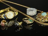 de nombreux types de bijoux exposés sur un fond noir