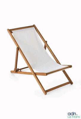 une chaise de plage blanche avec une structure en bois sur fond blanc