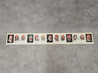 une rangée de cinq photos encadrées représentant des hommes aux visages différents