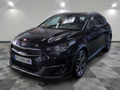 la voiture noire est garée sur un sol en damier dans le garage