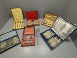beaucoup d'argenterie dans un coffret sur une table