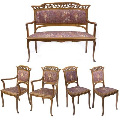 plusieurs meubles, notamment un canapé, des chaises et une table