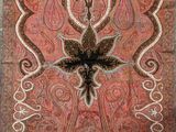 une photo d'un grand tapis sur lequel figure un oiseau