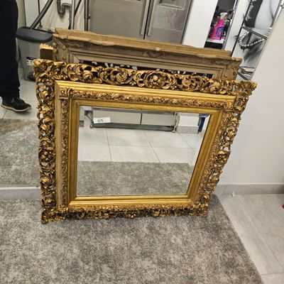 un miroir posé sur le sol d'une pièce