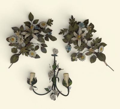 deux appliques murales ornées de fleurs et de feuilles