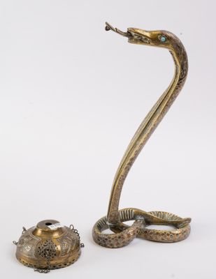 paire de bougeoirs anciens en laiton en forme de cobra