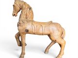 un cheval de bois posé sur une surface blanche