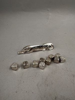 un objet métallique posé sur une table