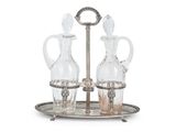 service de table plaqué argent comprenant deux carafes en verre et un plateau en argent