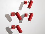 quatre dynamites rouges ornées de nœuds, posées sur un fond blanc