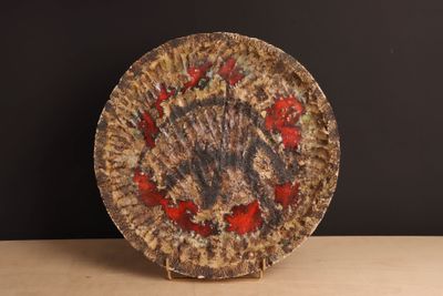 une assiette décorée, posée sur une table