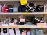 de nombreux articles à vendre sur les étagères du magasin