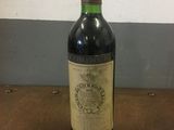 une bouteille de vin posée sur une table